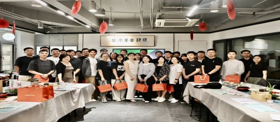 何金朔秘书长受邀参加三雄极光“夏日雅集”照明设计沙龙活动